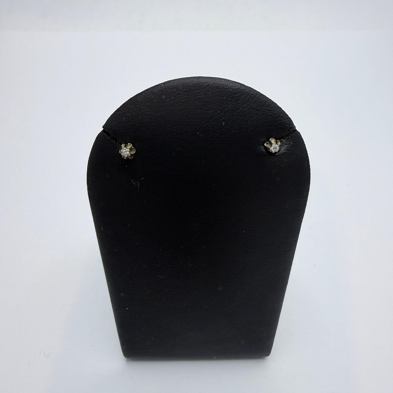 Diamond earrings. 18k white gold.