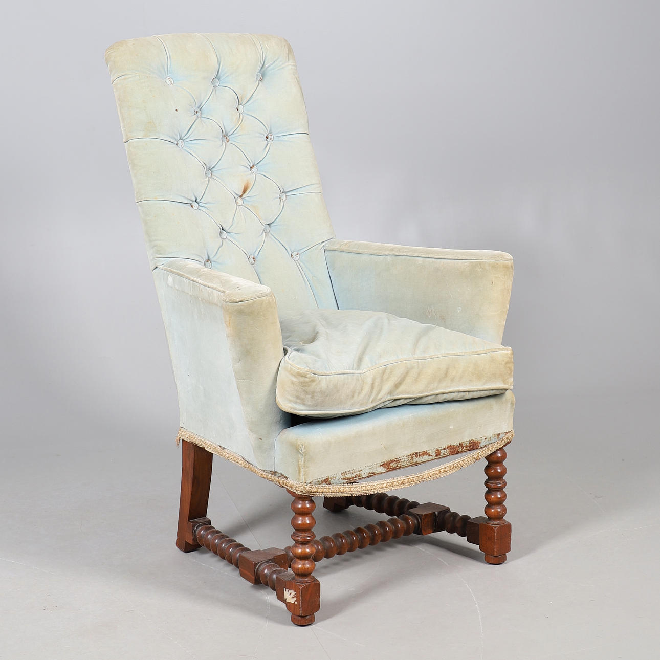 VICTORIAN BUTTON BACK ARMCHAIR.