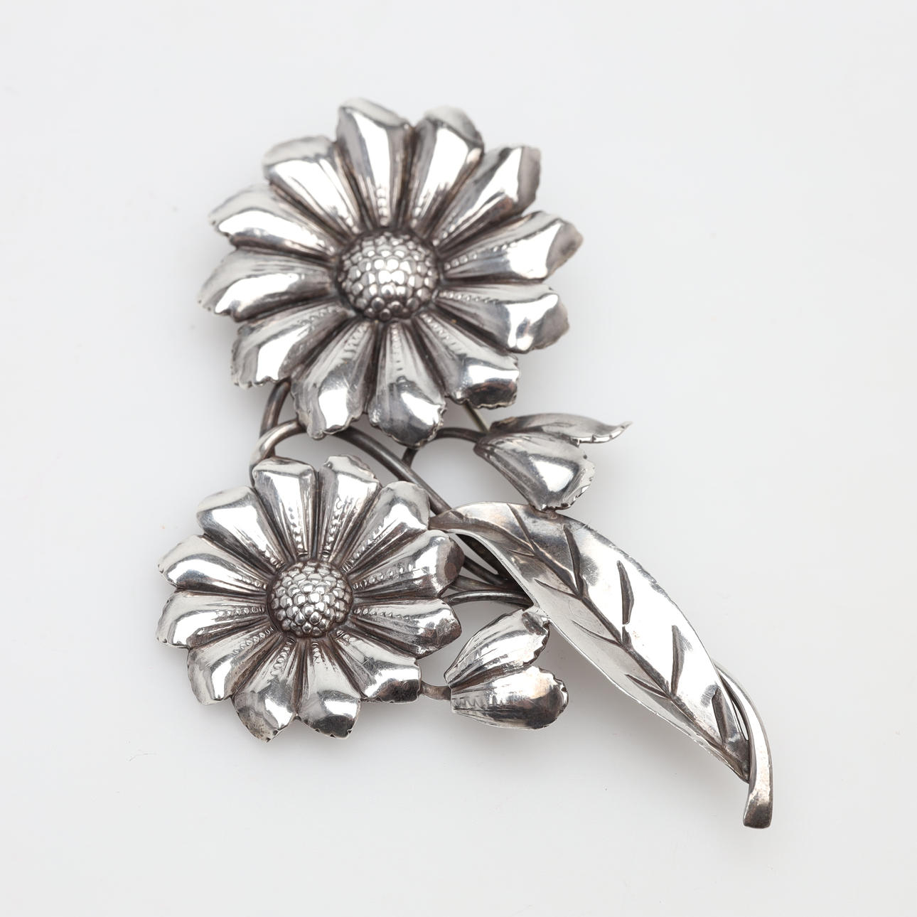 BROOCH, silver, weight approx. 15.5 grams.