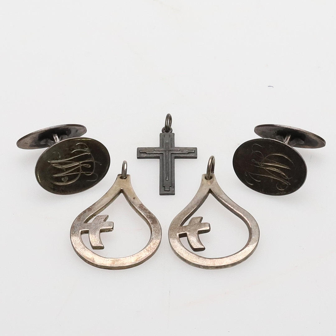 Silver pendants & cufflinks.