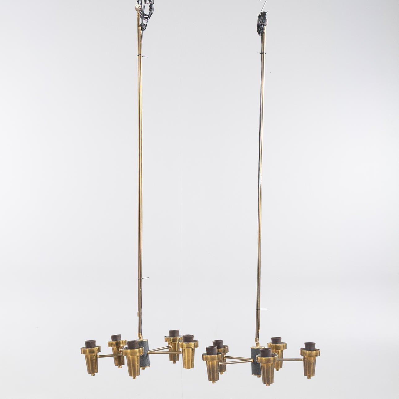 TAKLAMPOR, 2 stycken, mässing, 1960-tal.