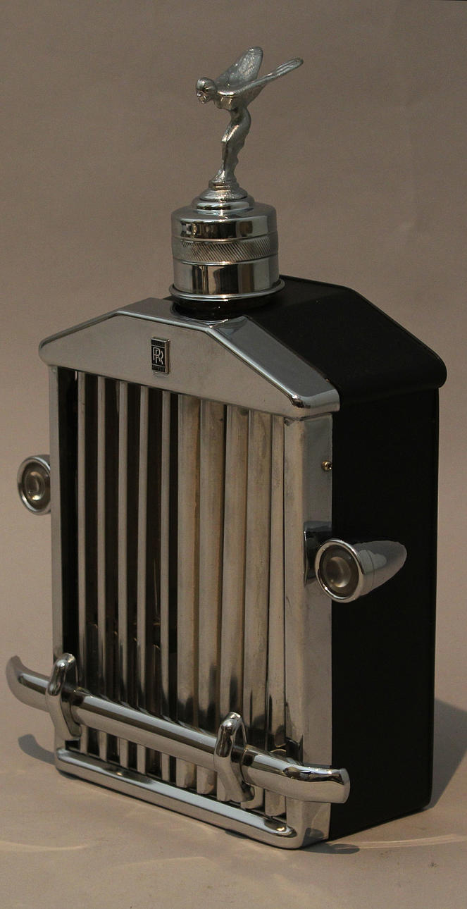 KARAFF i modell Rolls Royce med speldosa, 1900-tal.