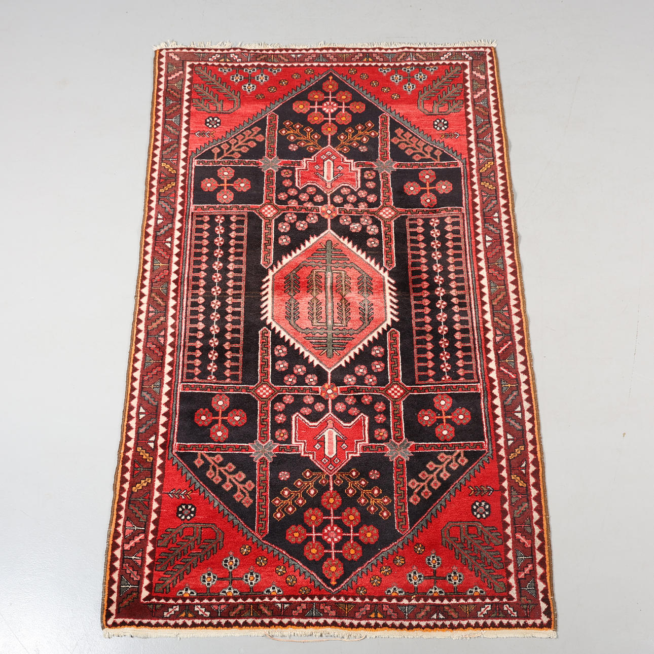 CARPET, hand-knotted, 254 x 155 cm.