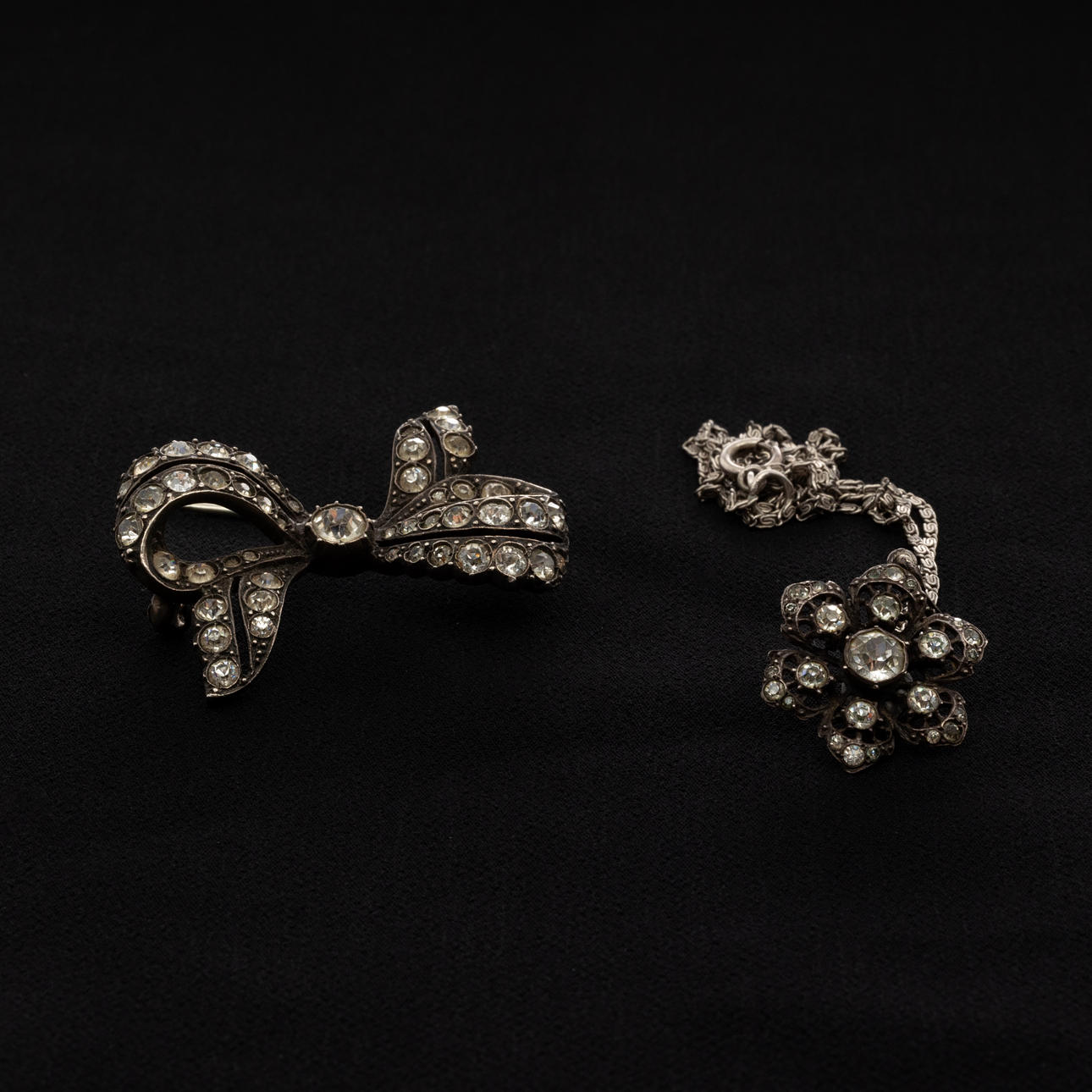 BROSCH & COLLIER, Silver, Vita stenar.
