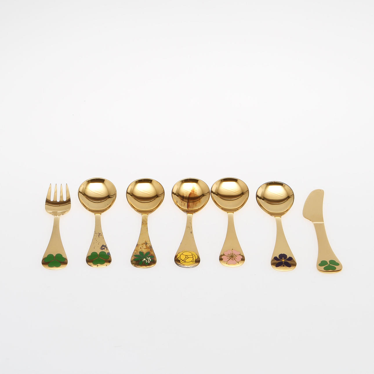 ÅRSSKEDAR, 17 st, samt 2 GAFFLAR och 2 KNIVAR, förgyllt silver, Georg Jensen, Danmark, ca 42 gram/st.