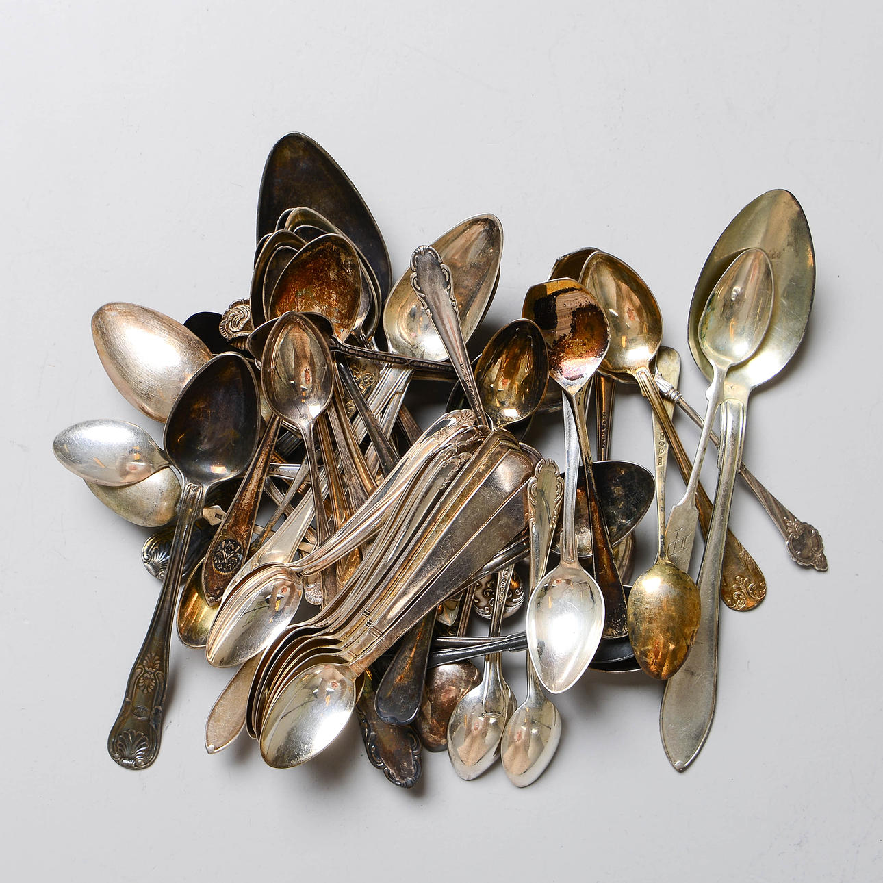 COFFEE & TEASPOONS, silver, approx. 780 grams.