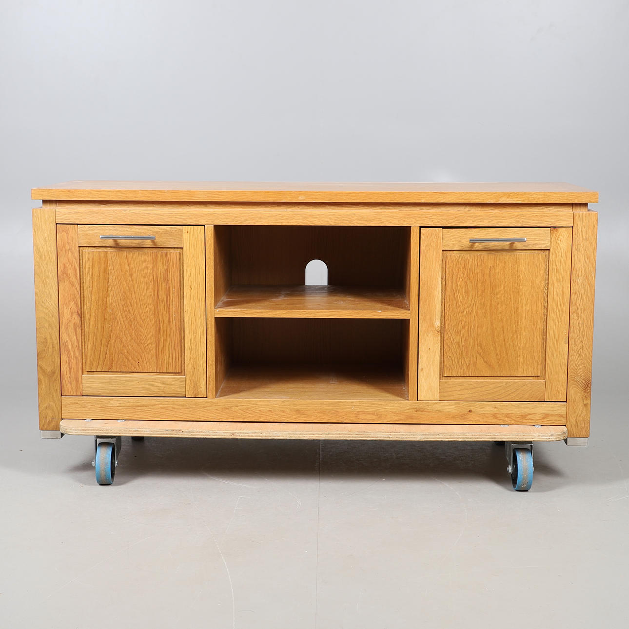 A MODERN LIGHT OAK LOW SIDEBOARD.