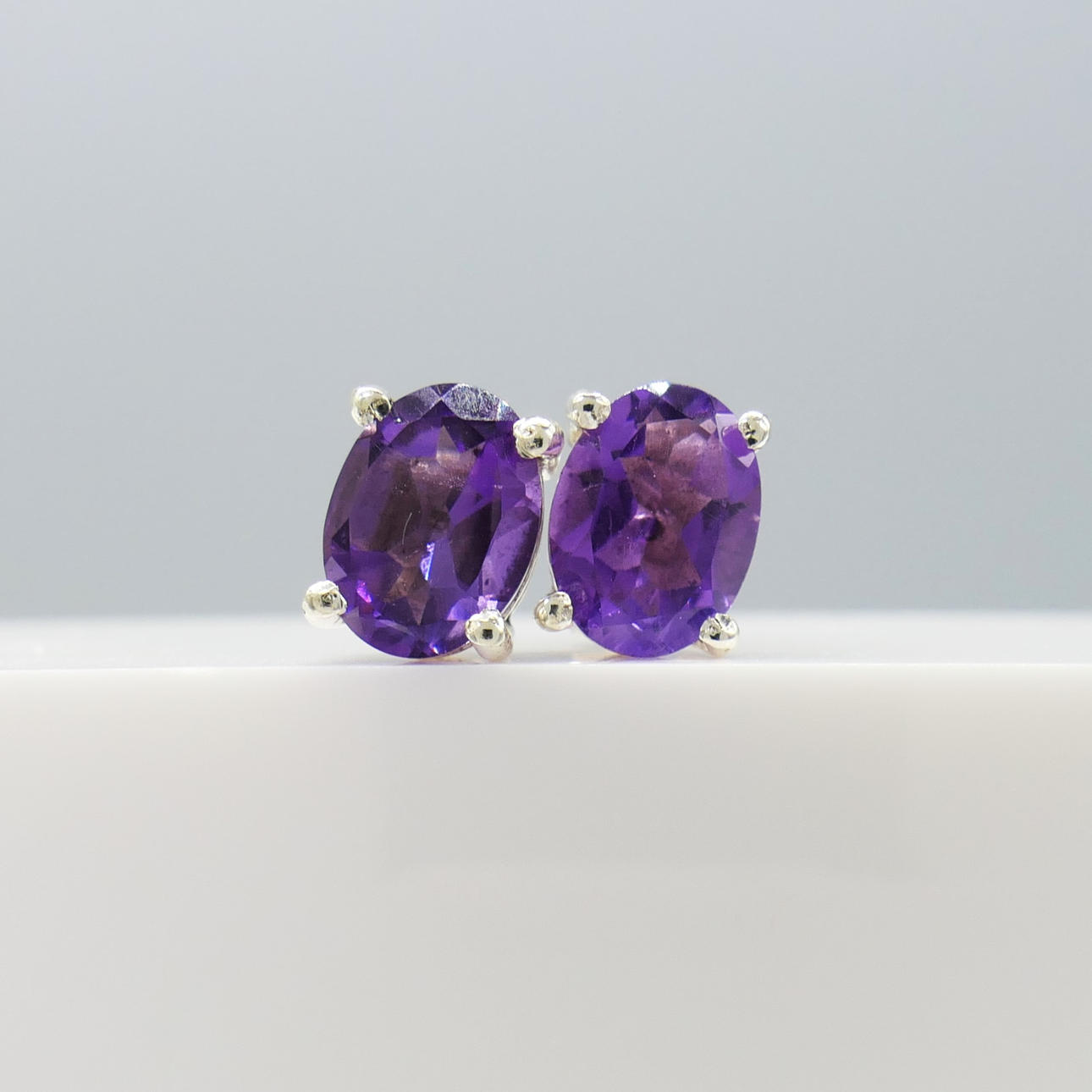 NATURAL AMETHYST ear studs.