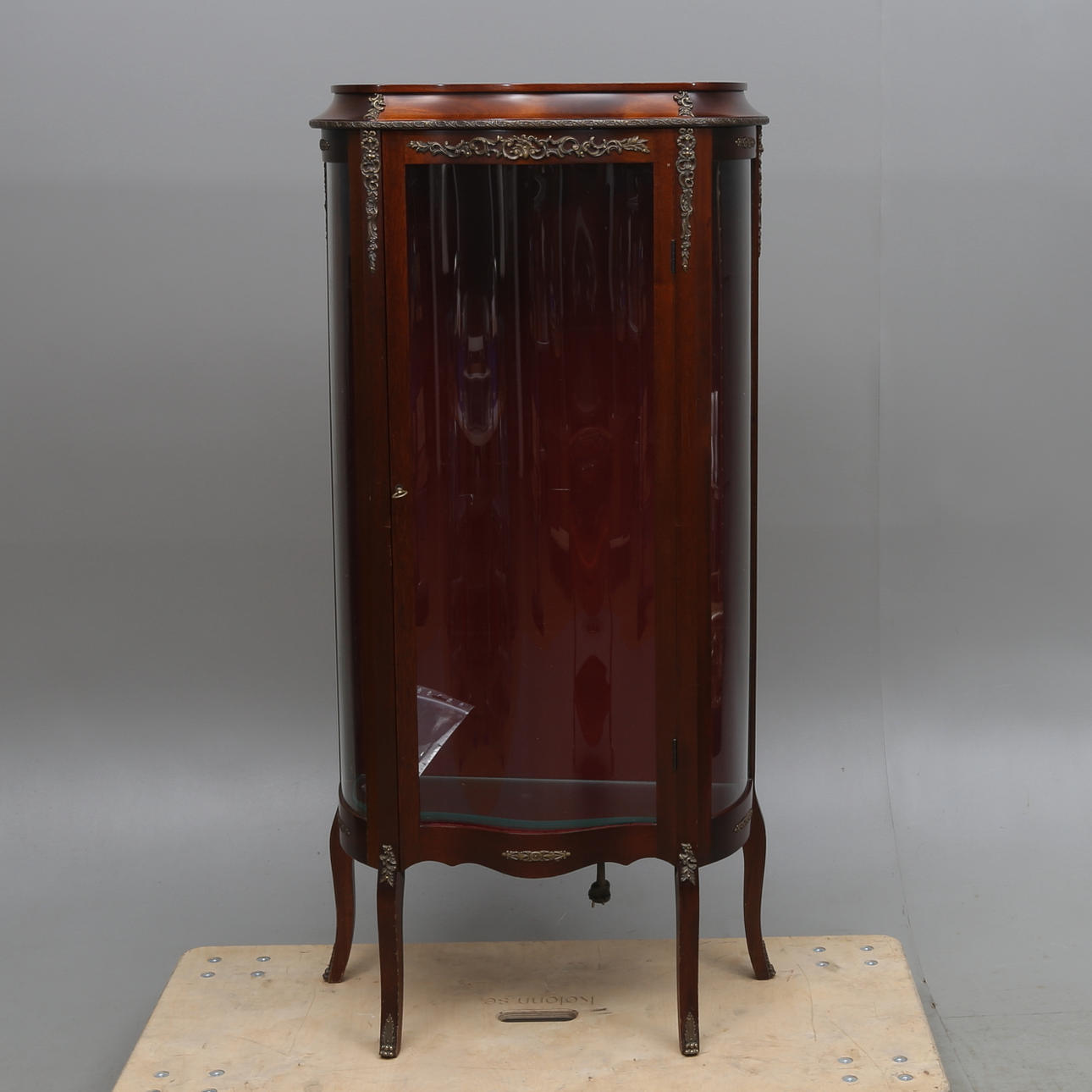 VITRINSKÅP, Louise XVI-stil, 1900-tal.