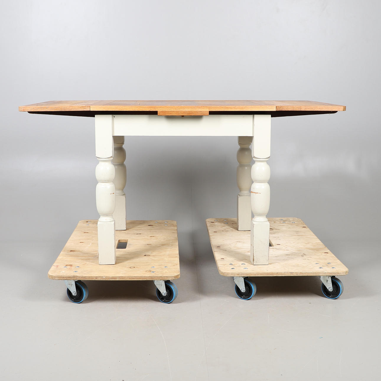 A FARMHOUSE STYLE EXTENDABLE TABLE.