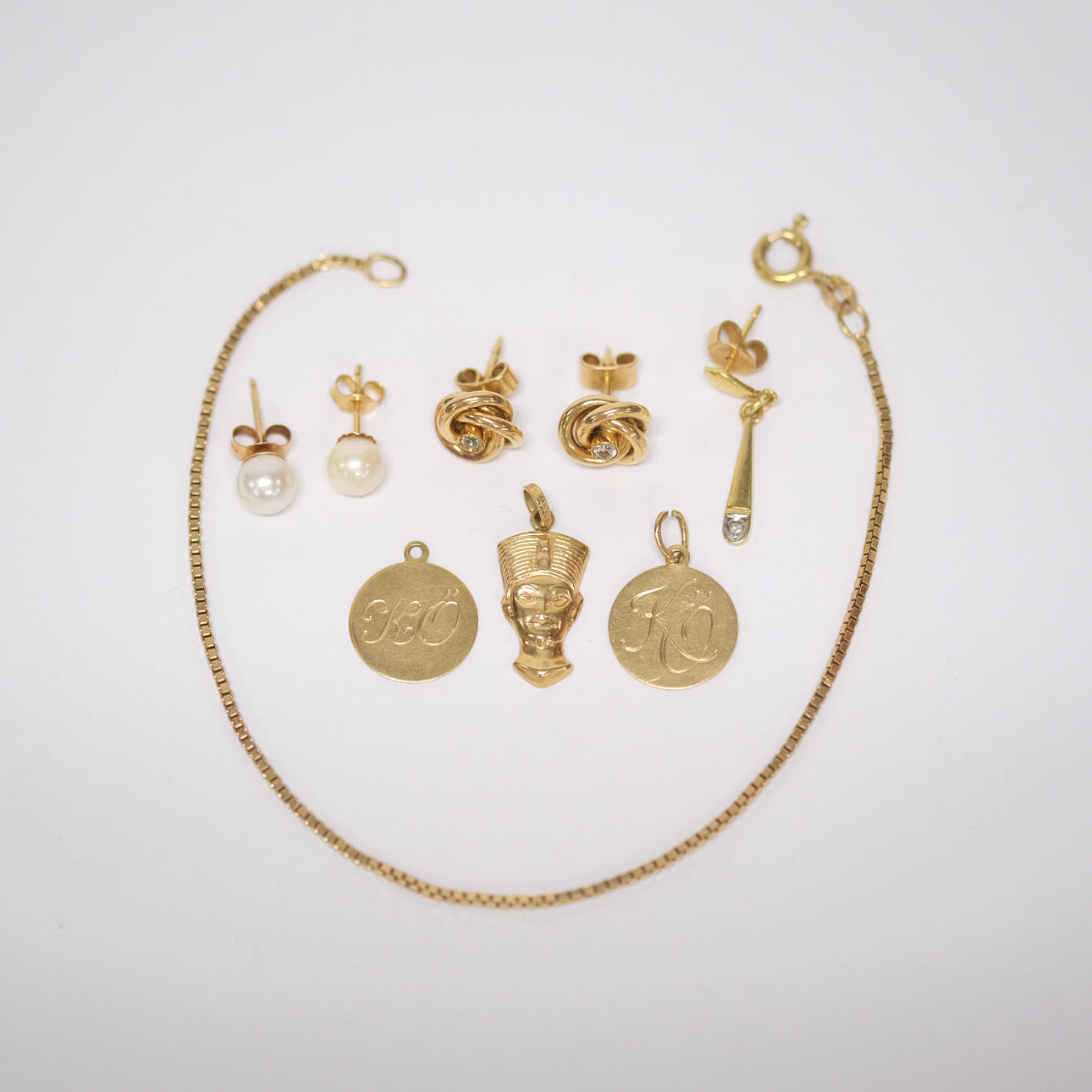 EARRINGS, CHARMS ETC. 18K GOLD.