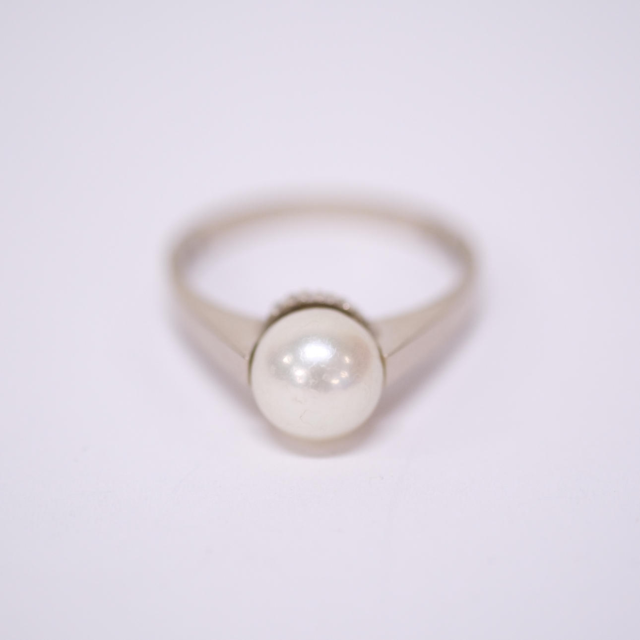 RING WITH PEARL 18K WHITE GOLD.
