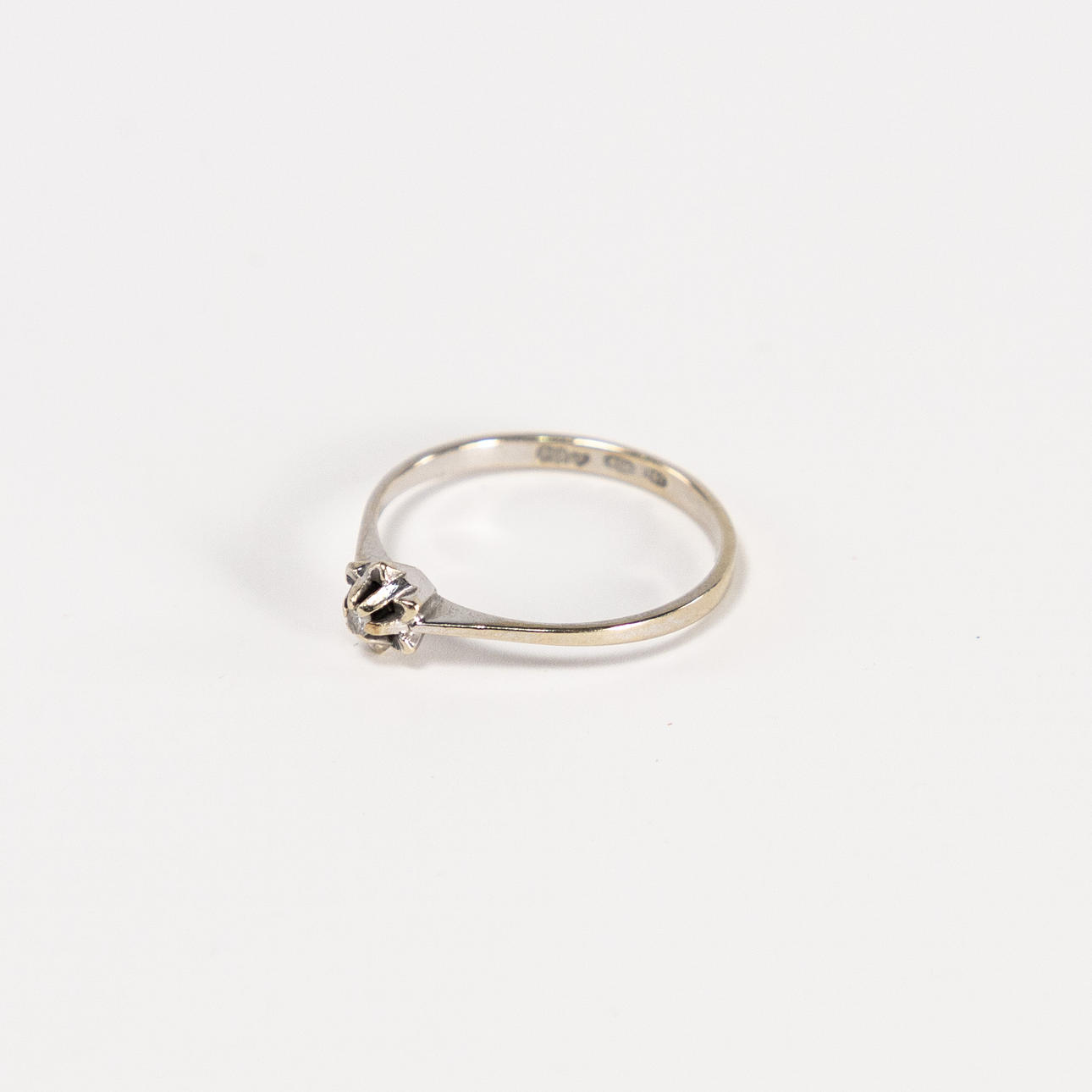 RING. 18k vitguld.