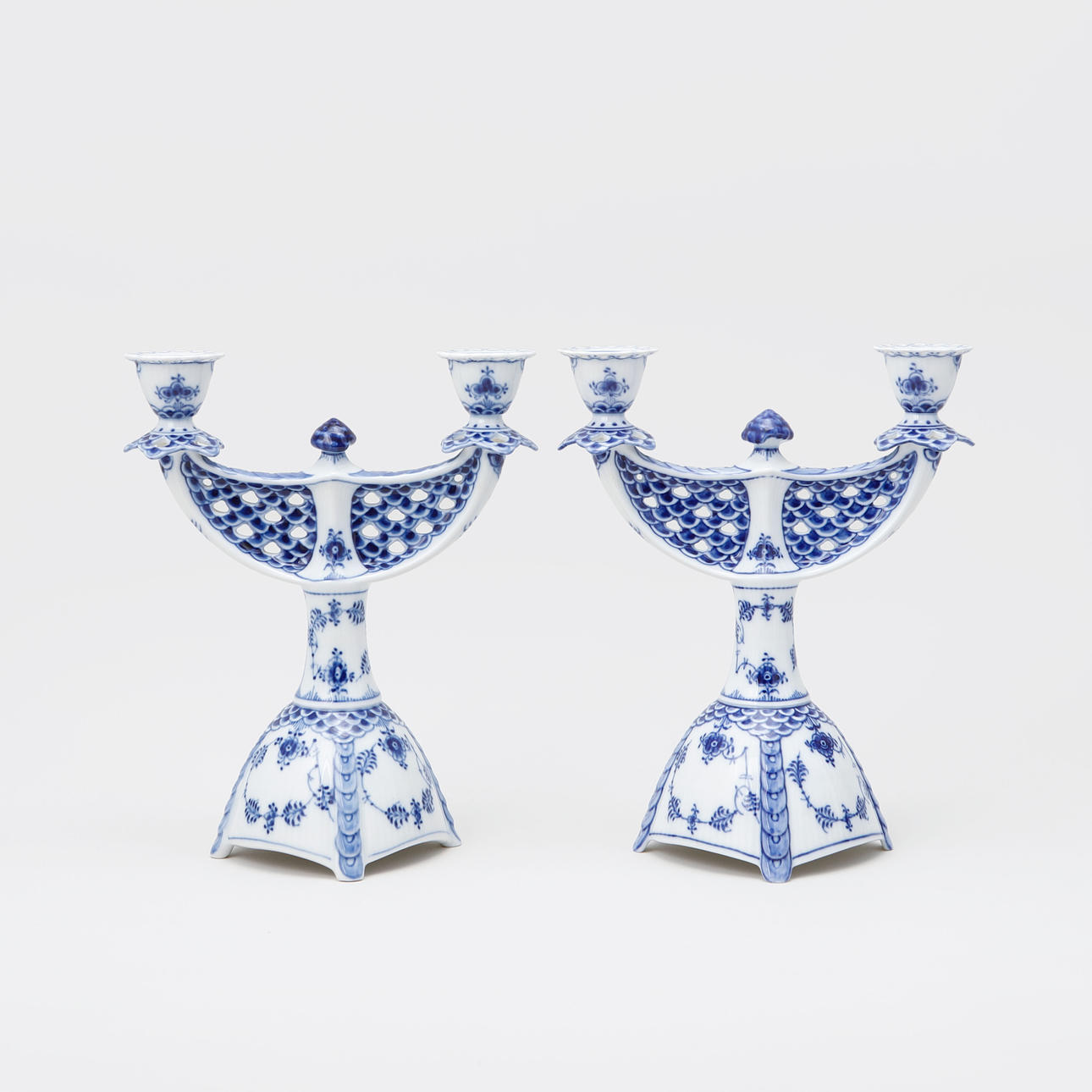 KANDELABRAR, 2 st, "Musselmalet", Royal Copenhagen, modell 1169.