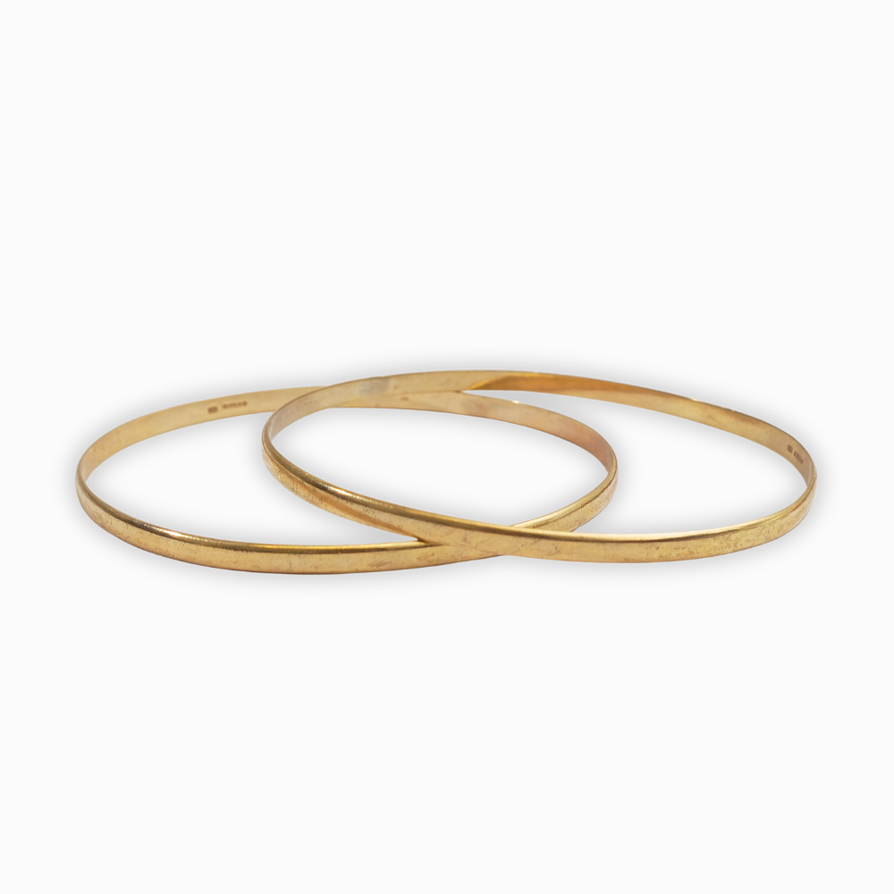 Två armringar i 9K guld.