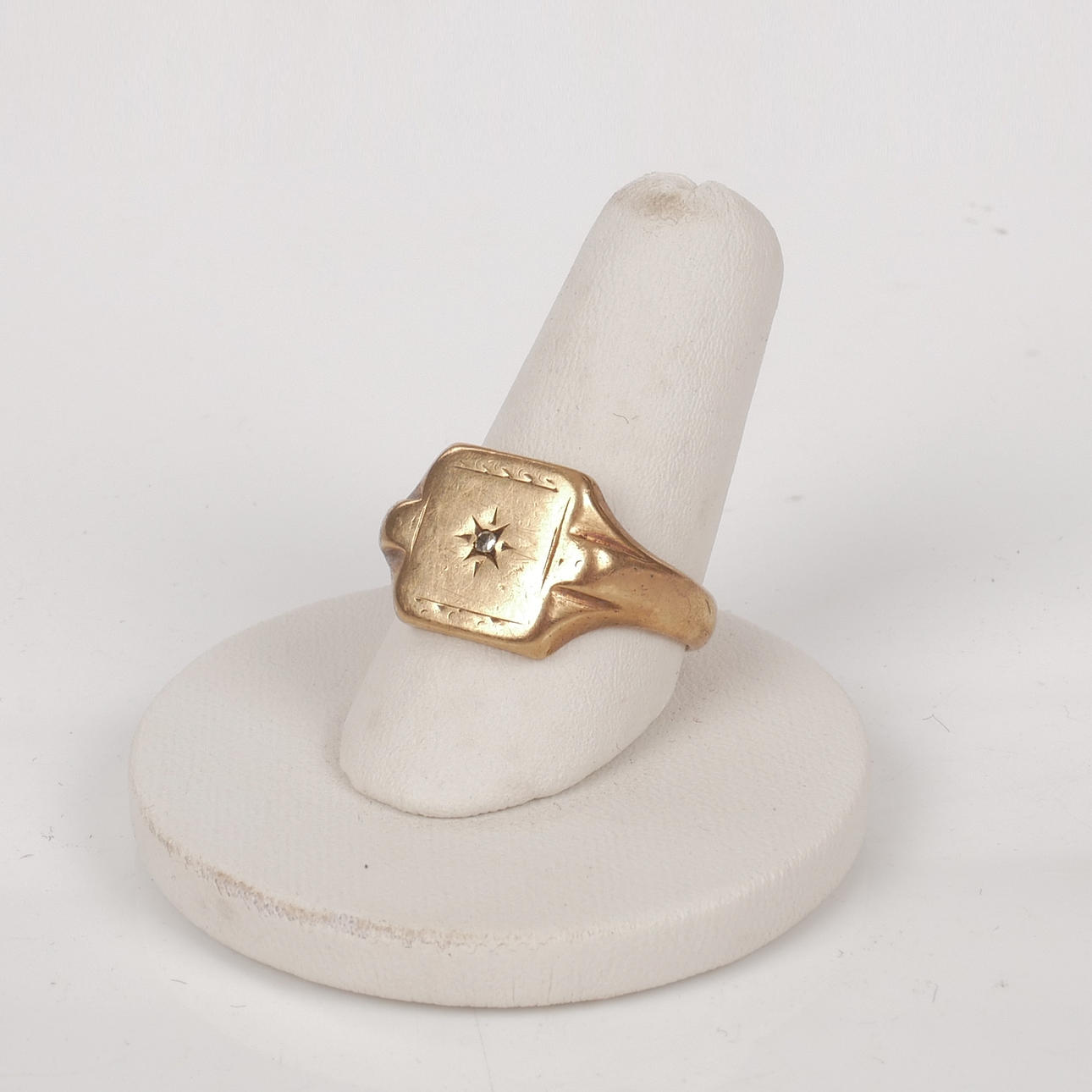 RING, 18K guld med diamant.