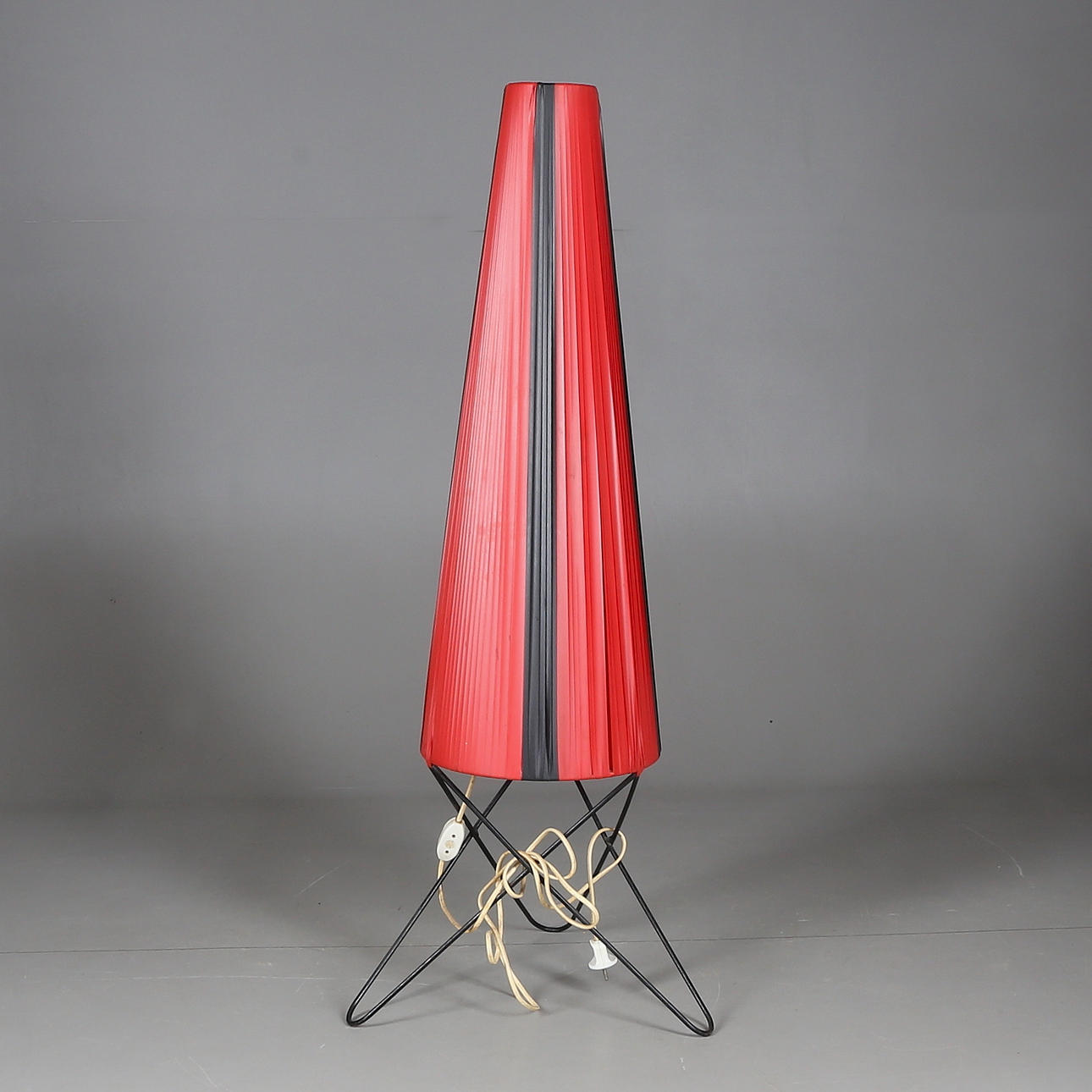 GOLVLAMPA, stringmodell med plastbandsskärm, 1950/60-tal.