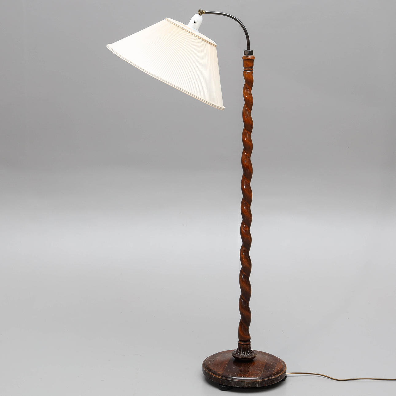 FLOOR LAMP, turned birch base, 1940s/50s.