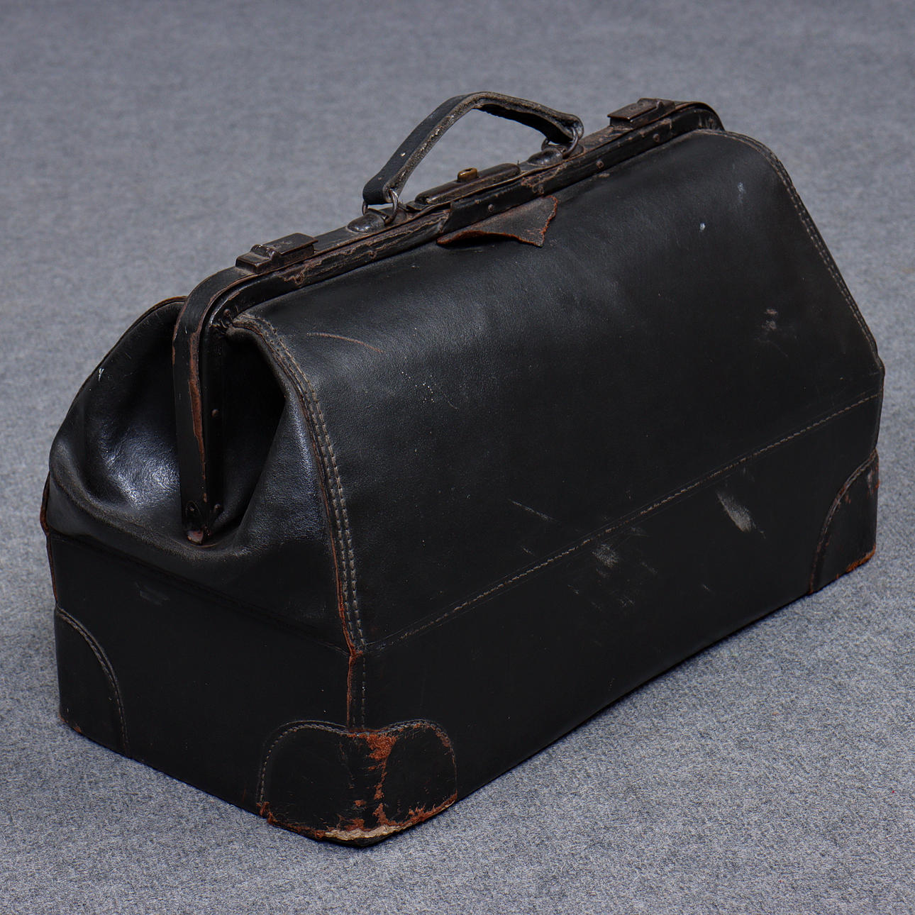 VINTAGE DOCTOR'S BAG, LEATHER, FIRST HALF OF THE 20TH CENTURY