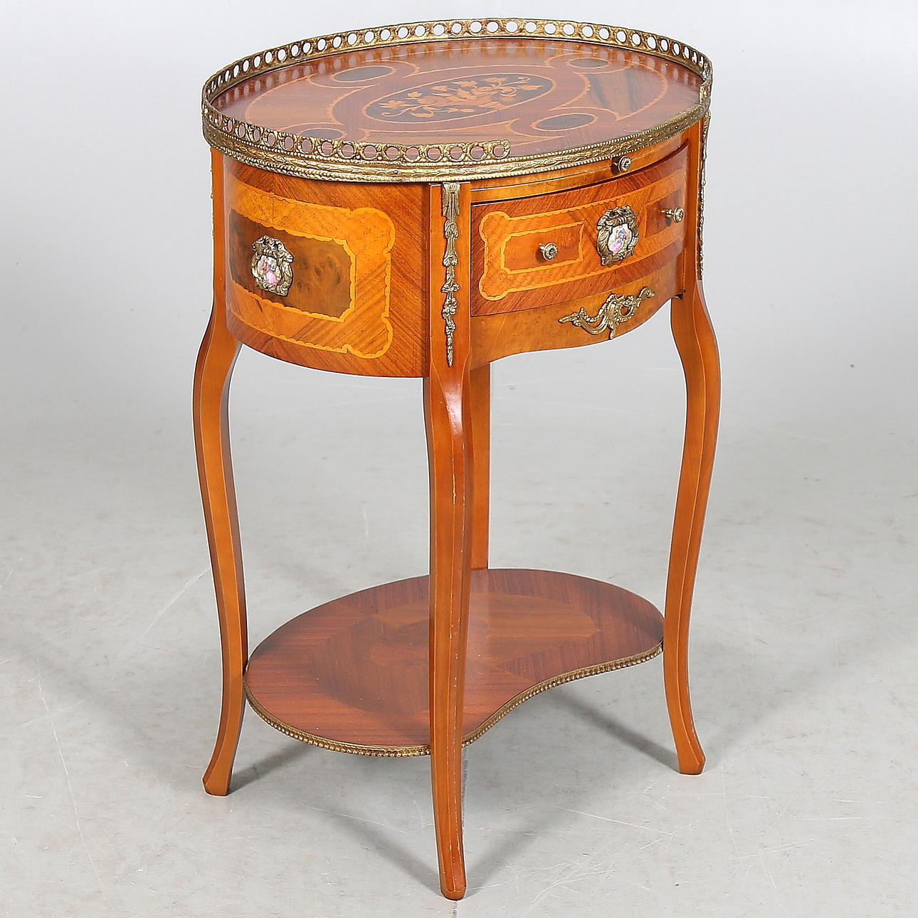 BORD, rokokostil, 1900-talets andra hälft.