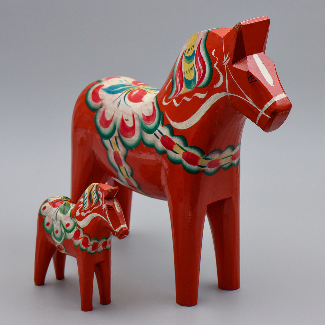 STOR DALAHÄST (31cm) OCH MINDRE DALAHÄST (14cm).