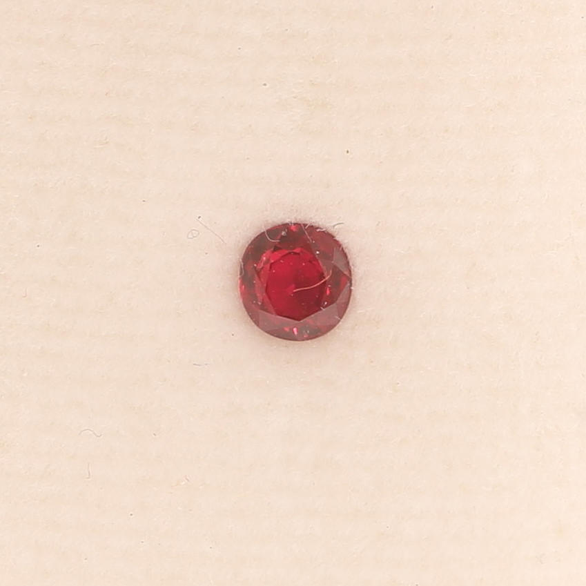 RUBIN, 0,49 ct, plomberad.