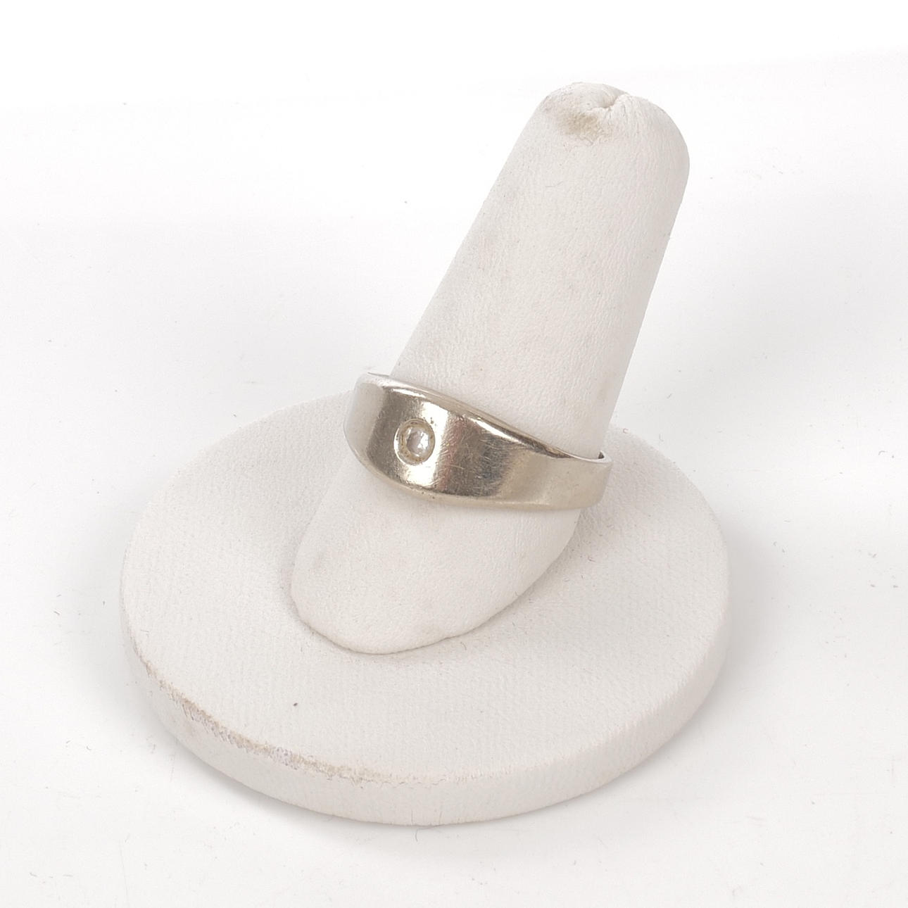 RING, 18K vitguld med diamant.