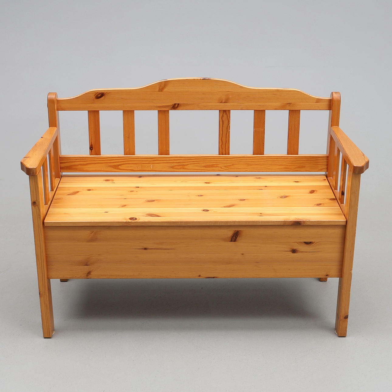 KITCHEN/HALL BENCH. Pine.