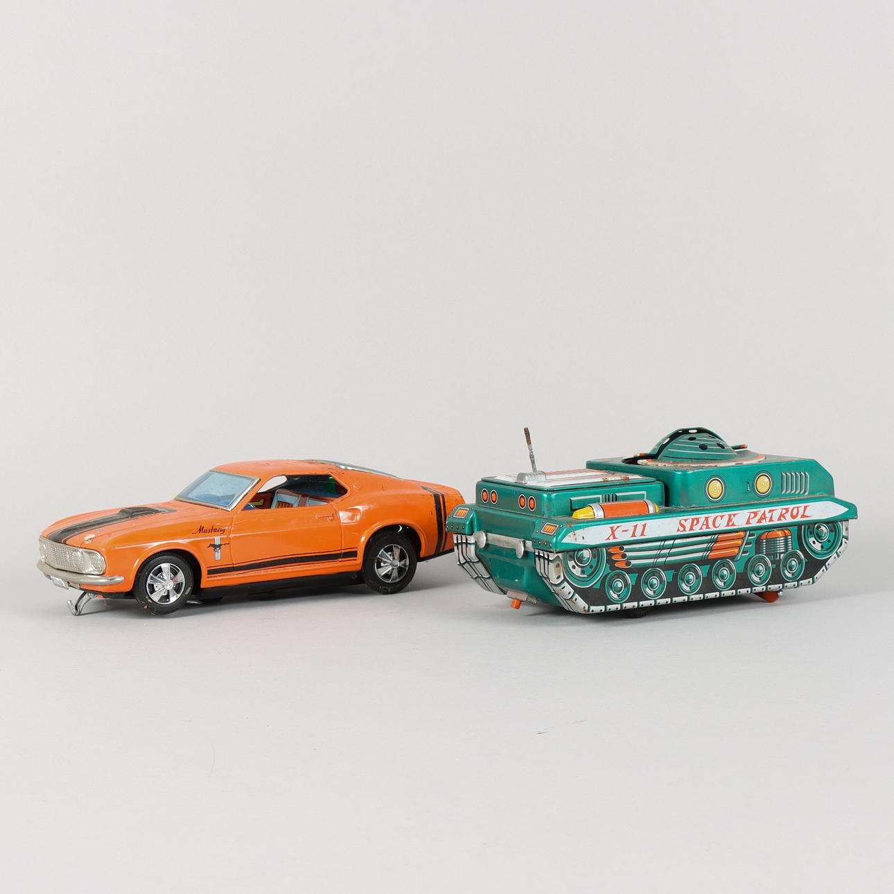 TIN VEHICLES 2 pieces, 20th century.
