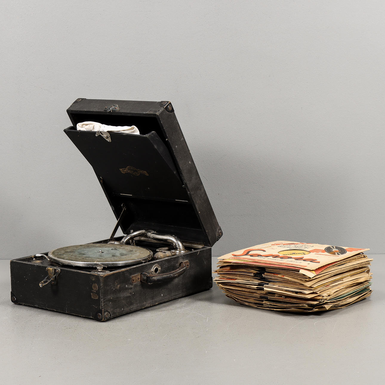 RESEGRAMMOFON med stenkakor.
