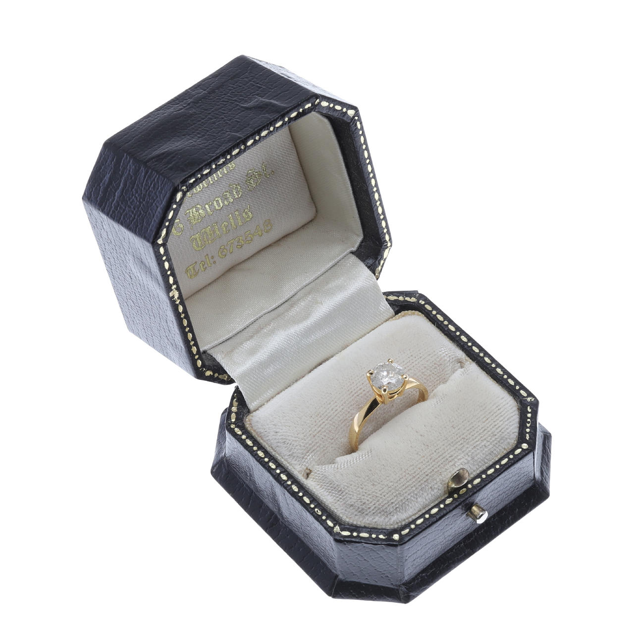 A DIAMOND SOLITAIRE RING.