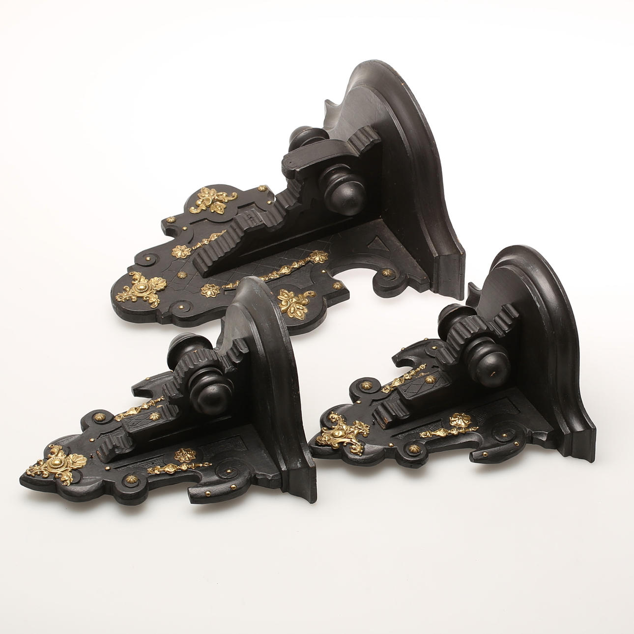 KONSOLHYLLOR, 3 st. svartmålade med bronserade beslag, 1900-tal.