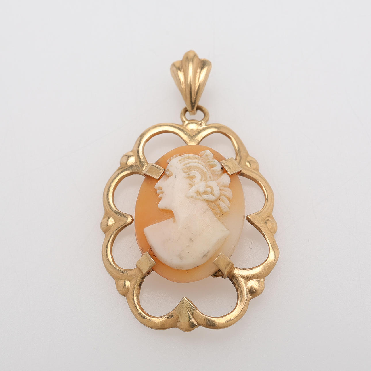 BROSCH 18K MED SNÄCKCAMÉ.
