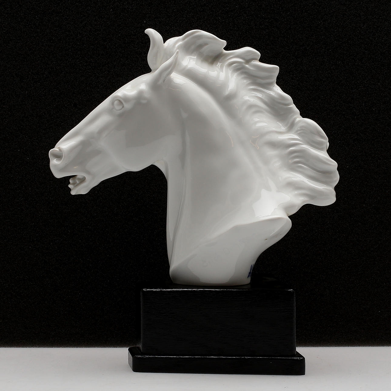 FIGURIN, porslin, Häst, Erich Oehme, Meissen, daterad 1949.