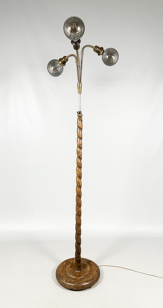 GOLVLAMPA, trä, mässing, 1900-tal.