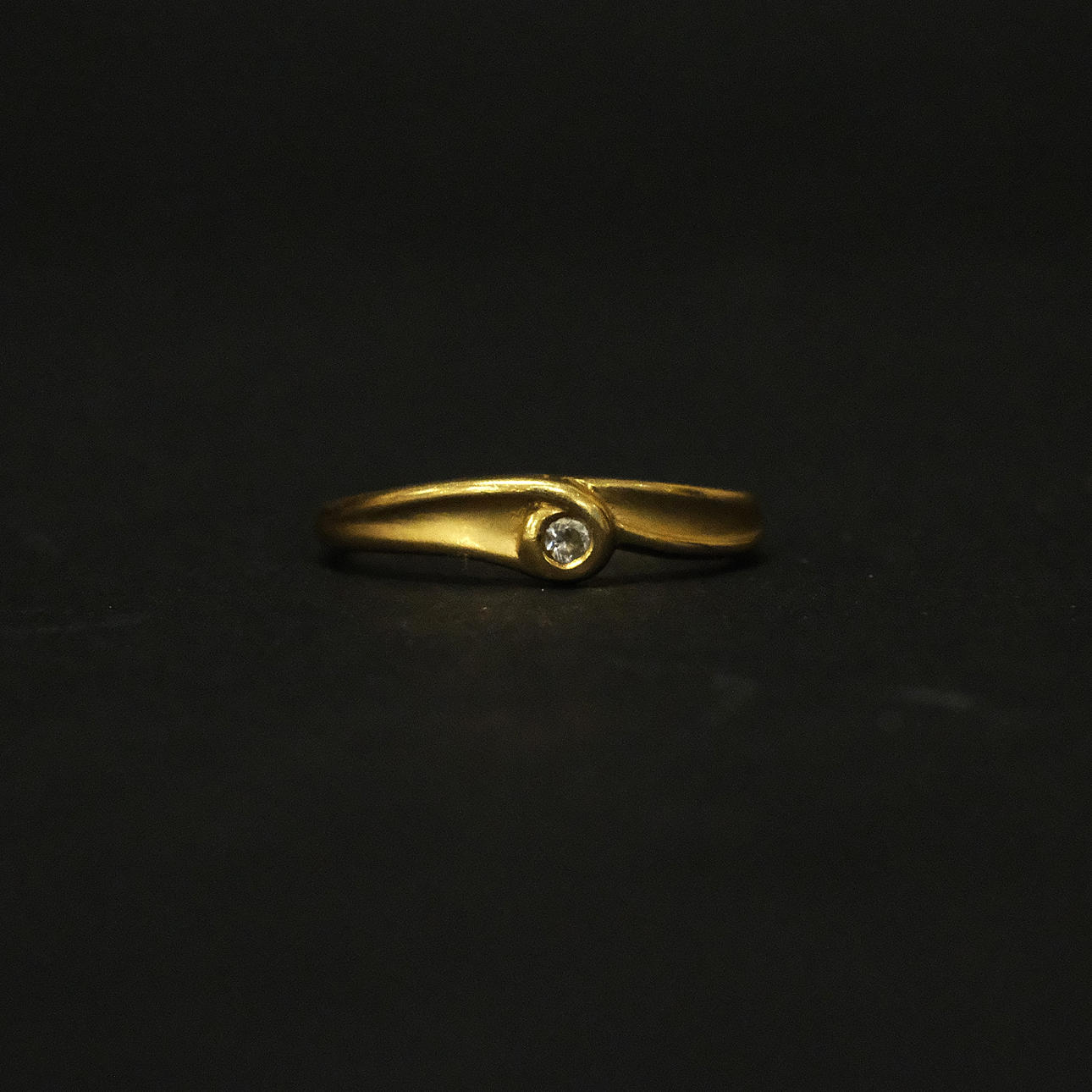 RING WITH STONE, 18K GOLD.