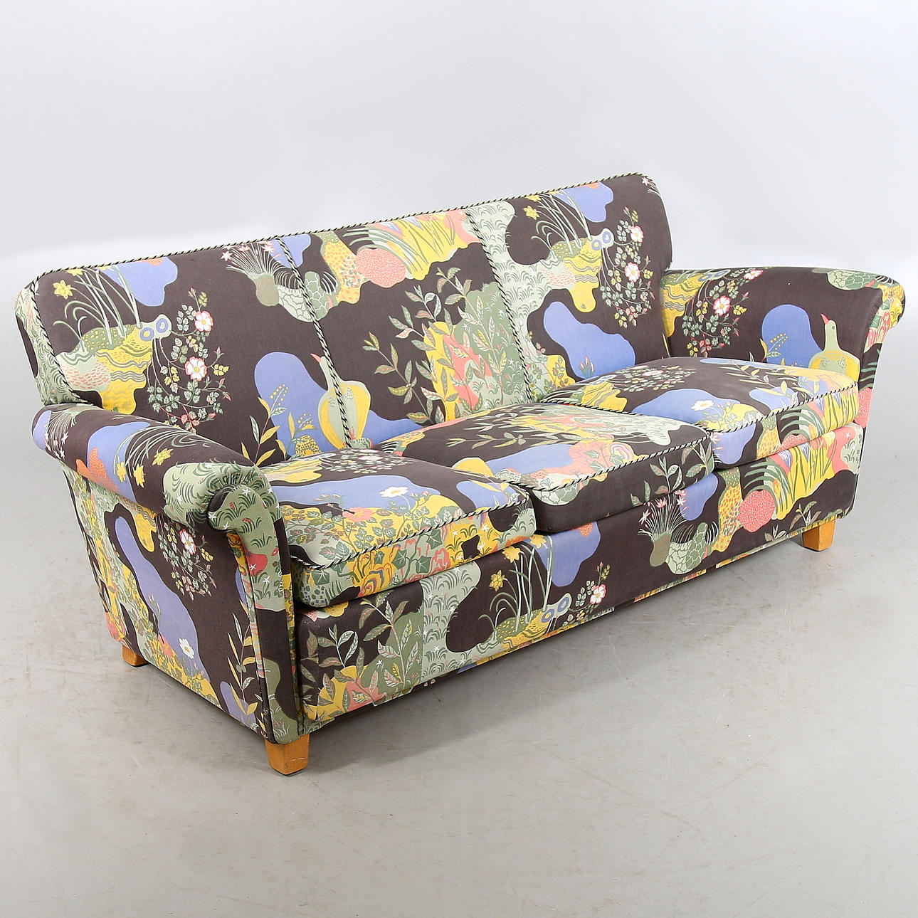 SOFFA, Dux, klädd i textil "Anakreon", av Josef Frank för Firma Svenskt Tenn. 1900-talets första hälft.