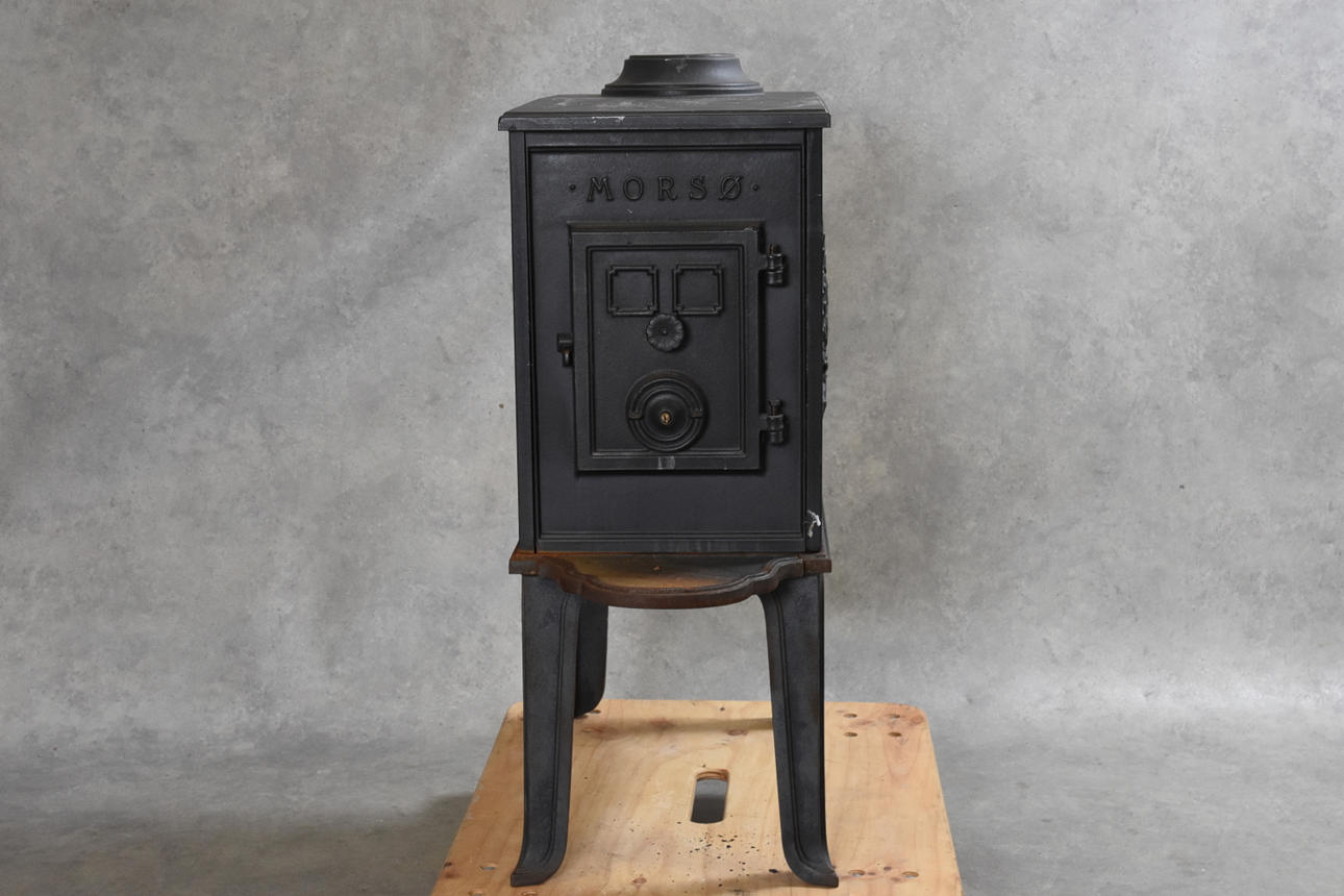 GJUTJÄRNSKAMIN, Morsö Danmark, nyskick.