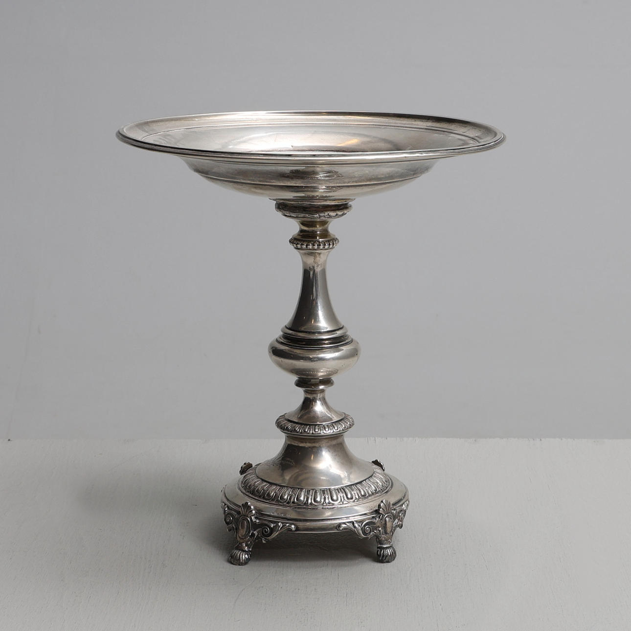 TABLE CENTREPIECE in sterling silver, 1881, 855 grams.