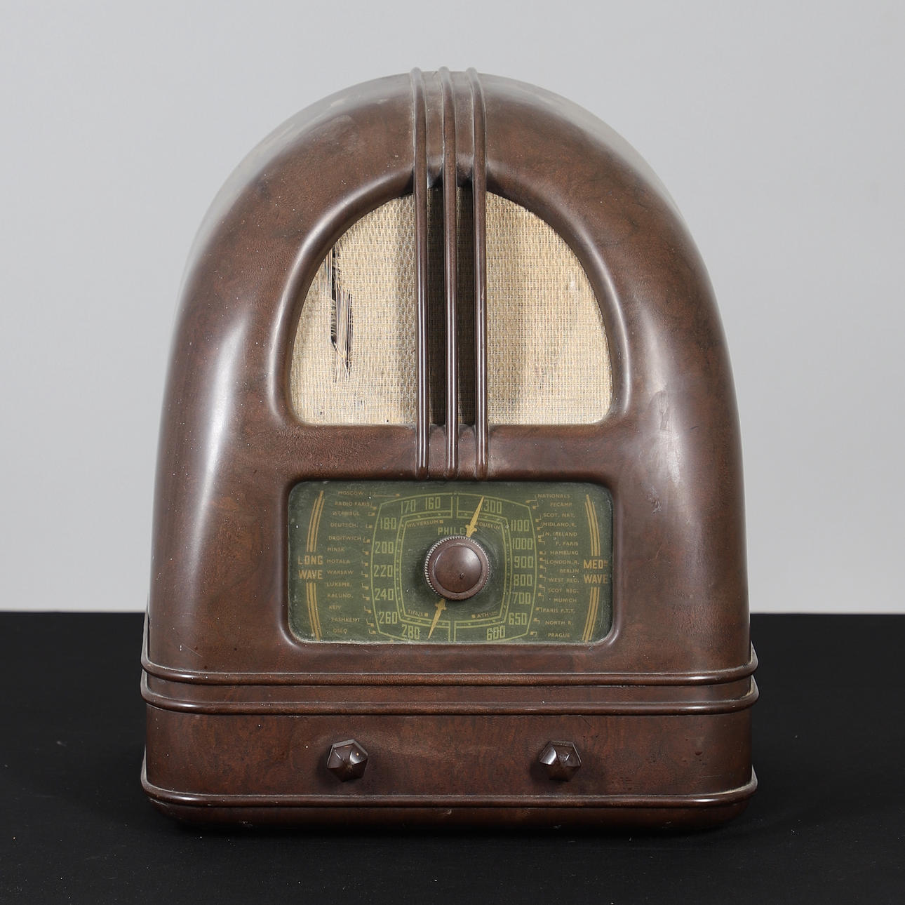 A PHILCO 1937 BAKELITE RADIO.