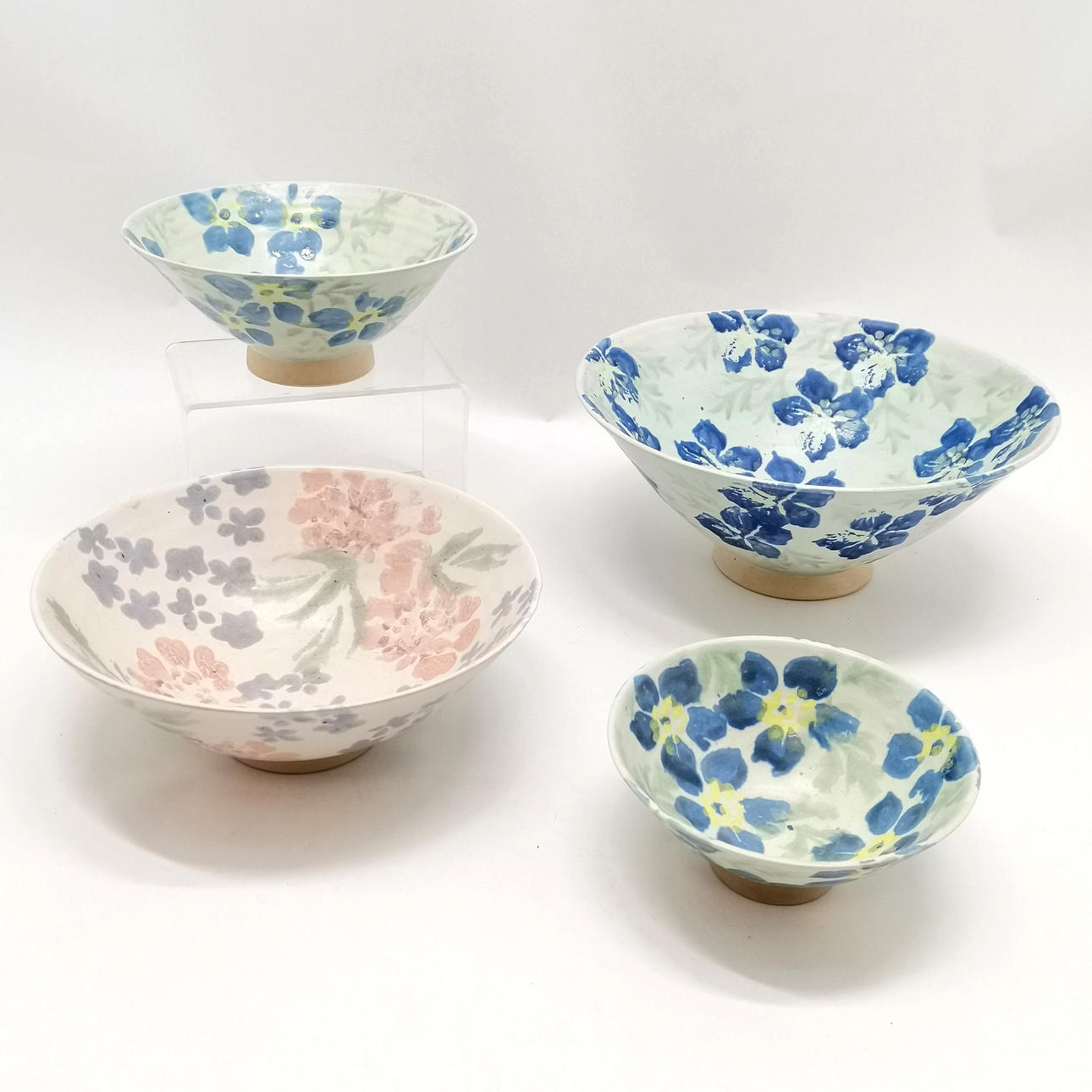 4 X STUDIO POTTERY FLARED FLORAL PATTERN BOWLS.