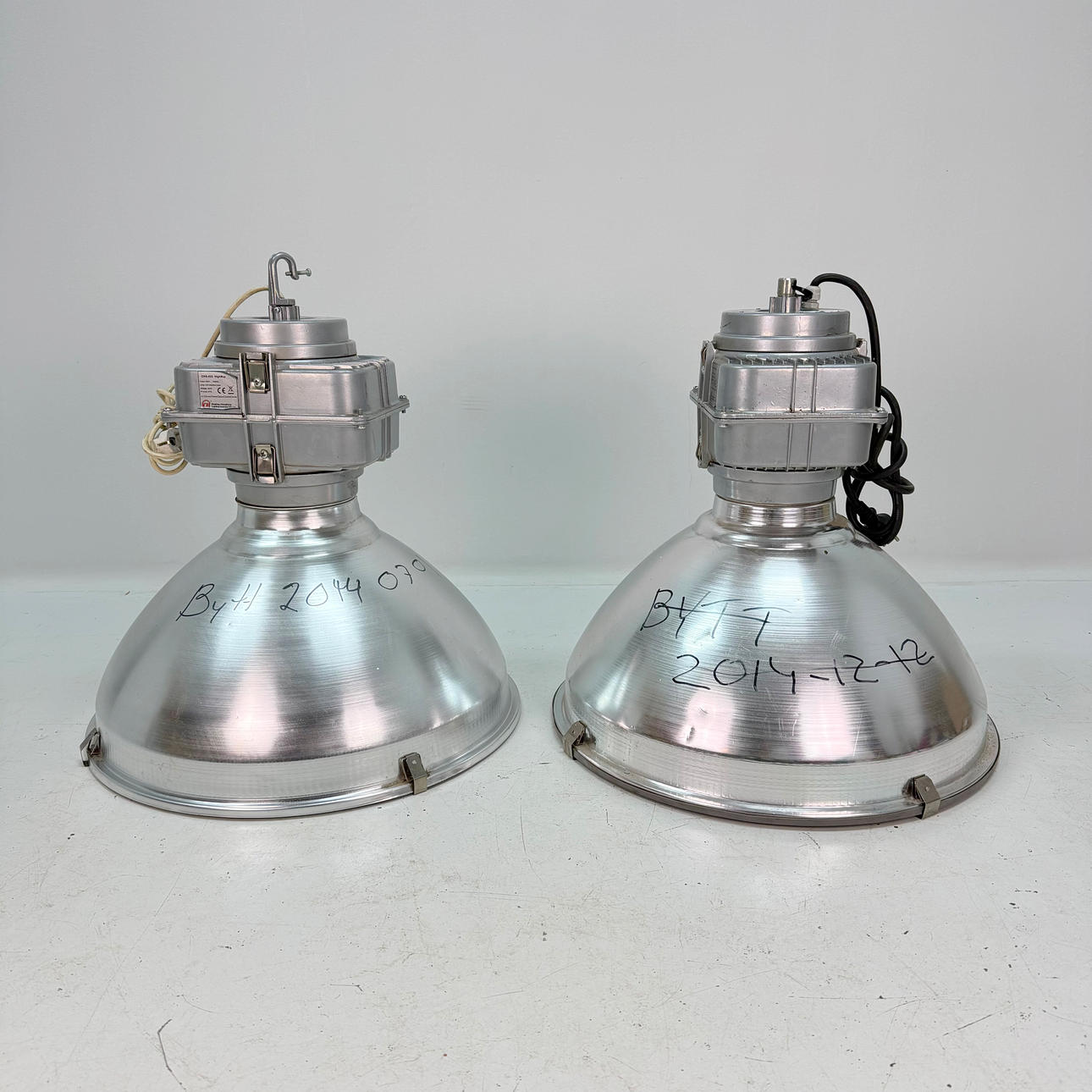 INDUSTRILAMPOR - 2 st , metall med transformator.