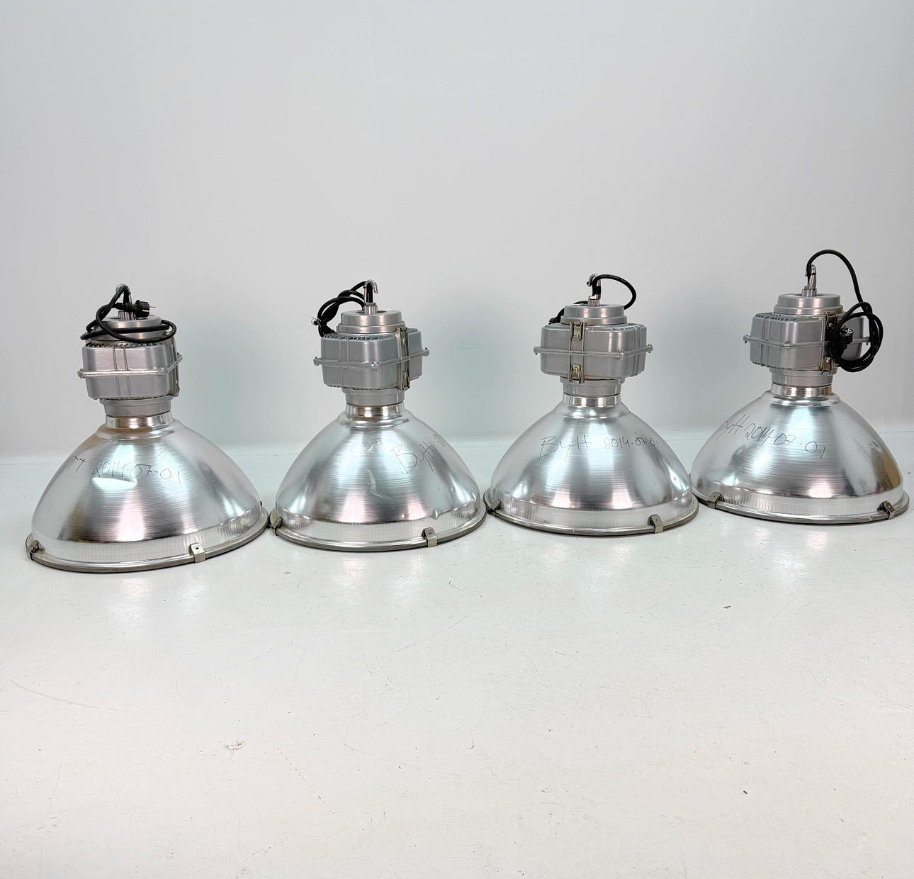 INDUSTRILAMPOR - 4 st , metall med transformator.