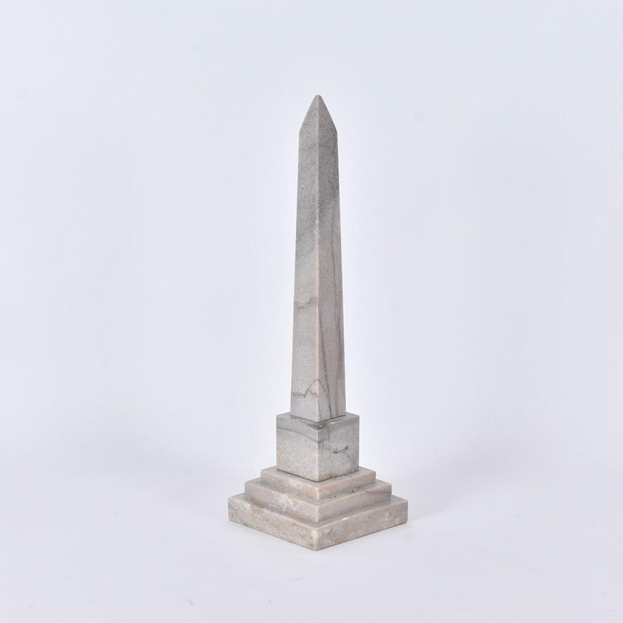 OBELISK, grå marmor, sekelskiftet 1900.