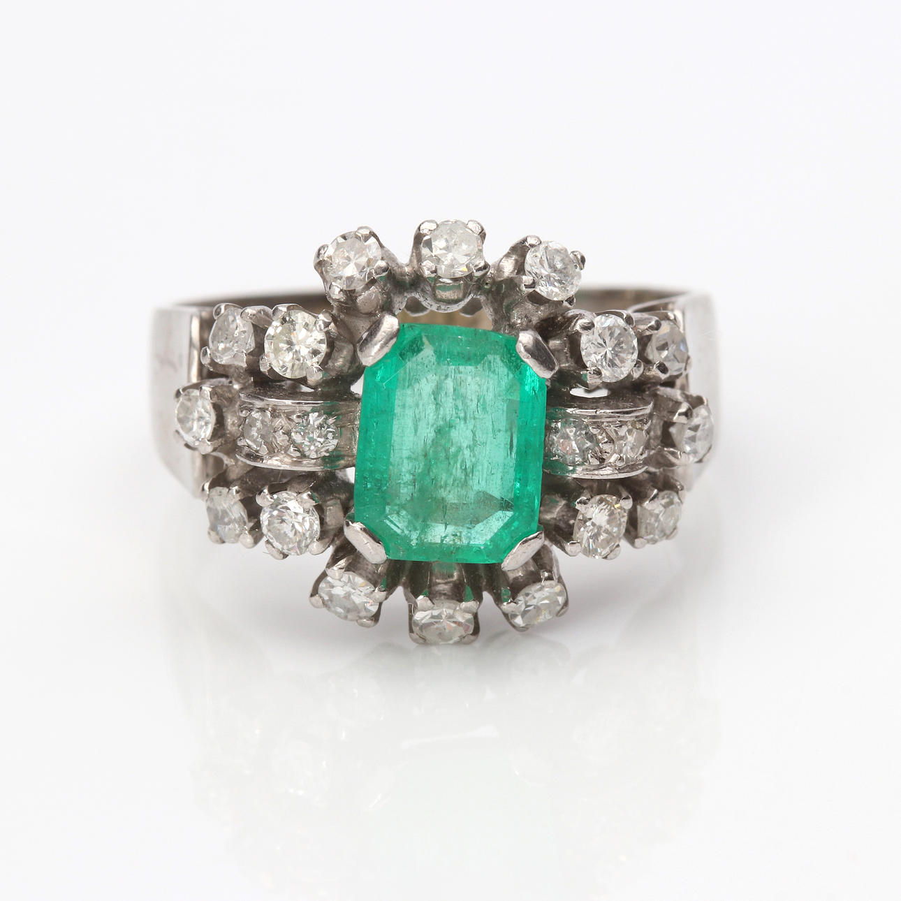 EMERALD RING 18K with diamonds.