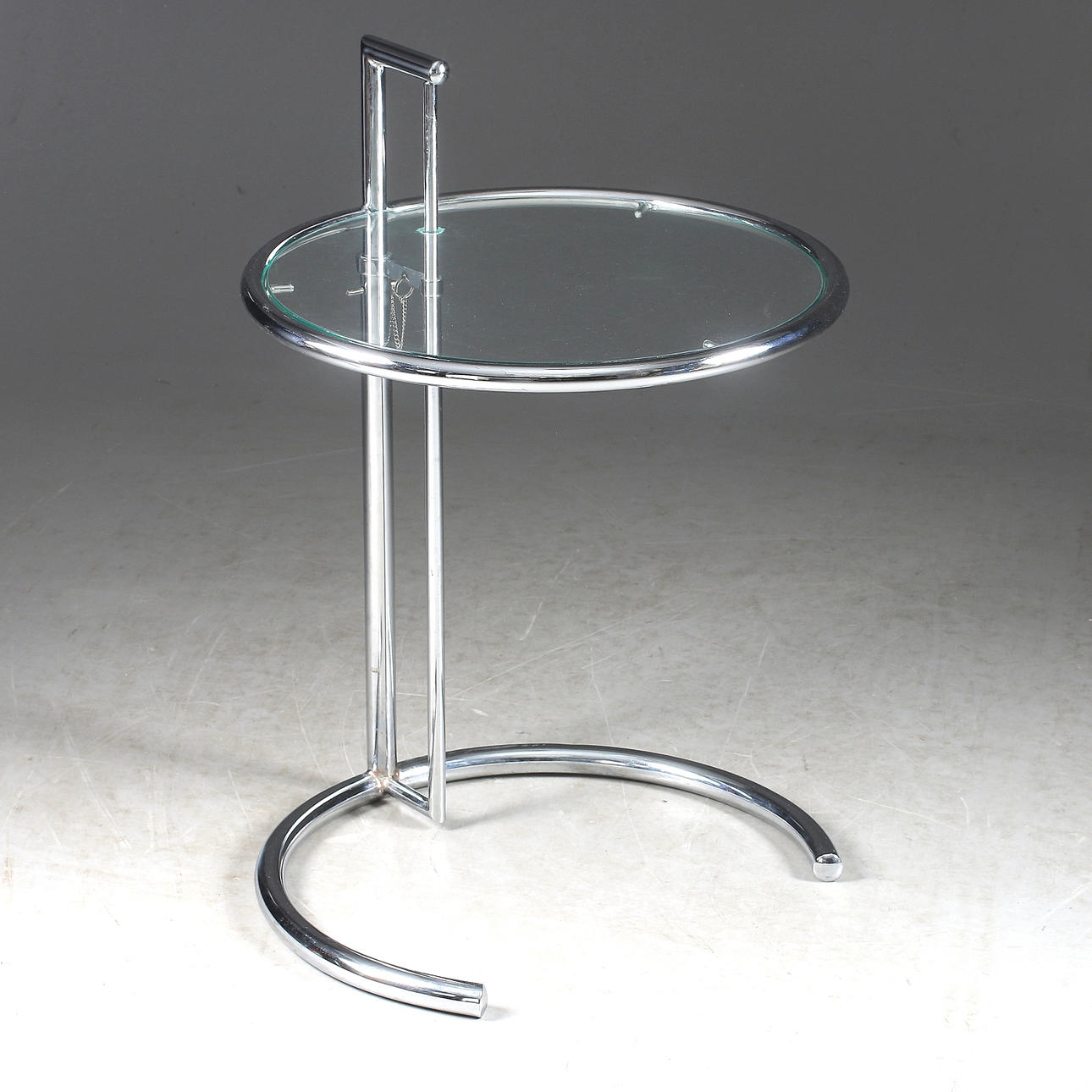 EILEEN GREY. EFTER. Sidobord, glas och metall.