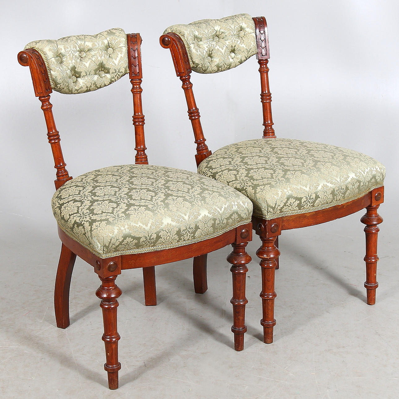 STOLAR, ett par, mahogny, s.k. Tapetserarstol, 1880-talets slut.