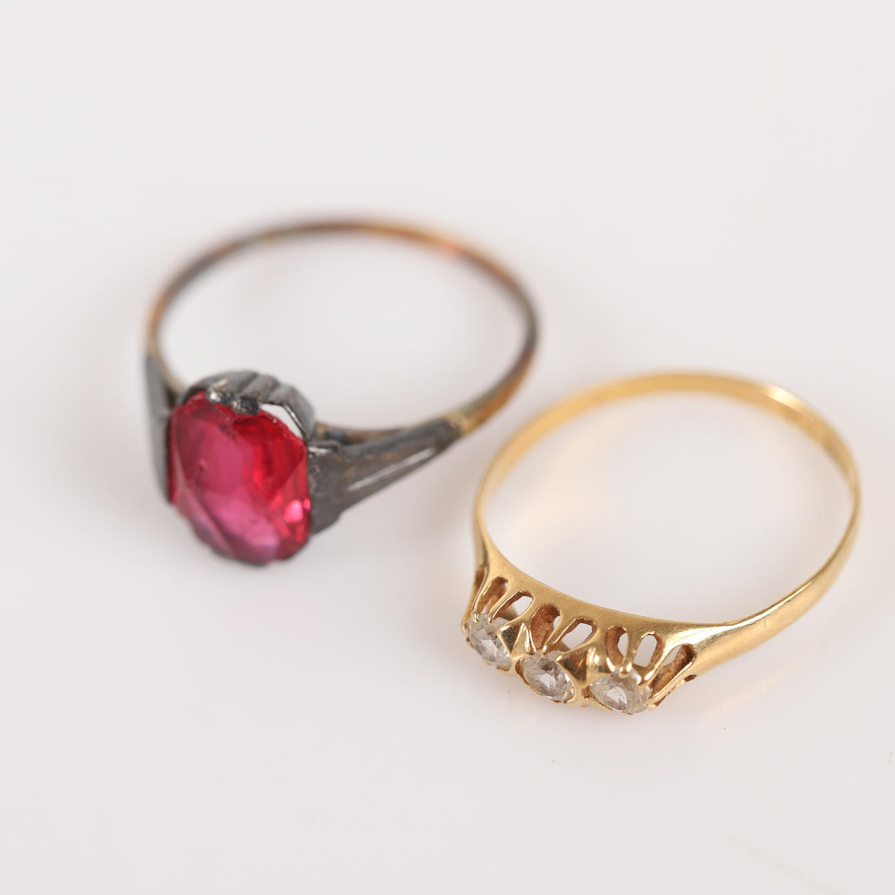 RINGAR, 2 stycken, 18 K guld/silver med stenar.
