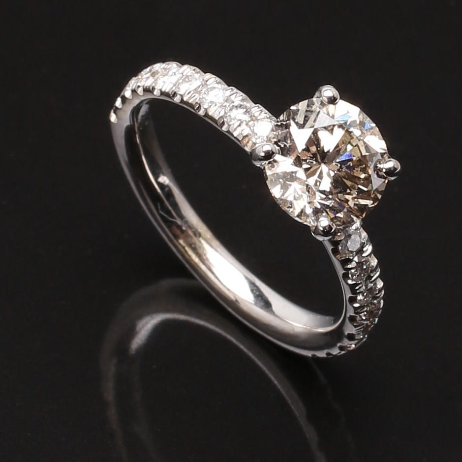 RING i 18 K vitguld med briljant 1,20 ct och diamanter 0,16 ct.