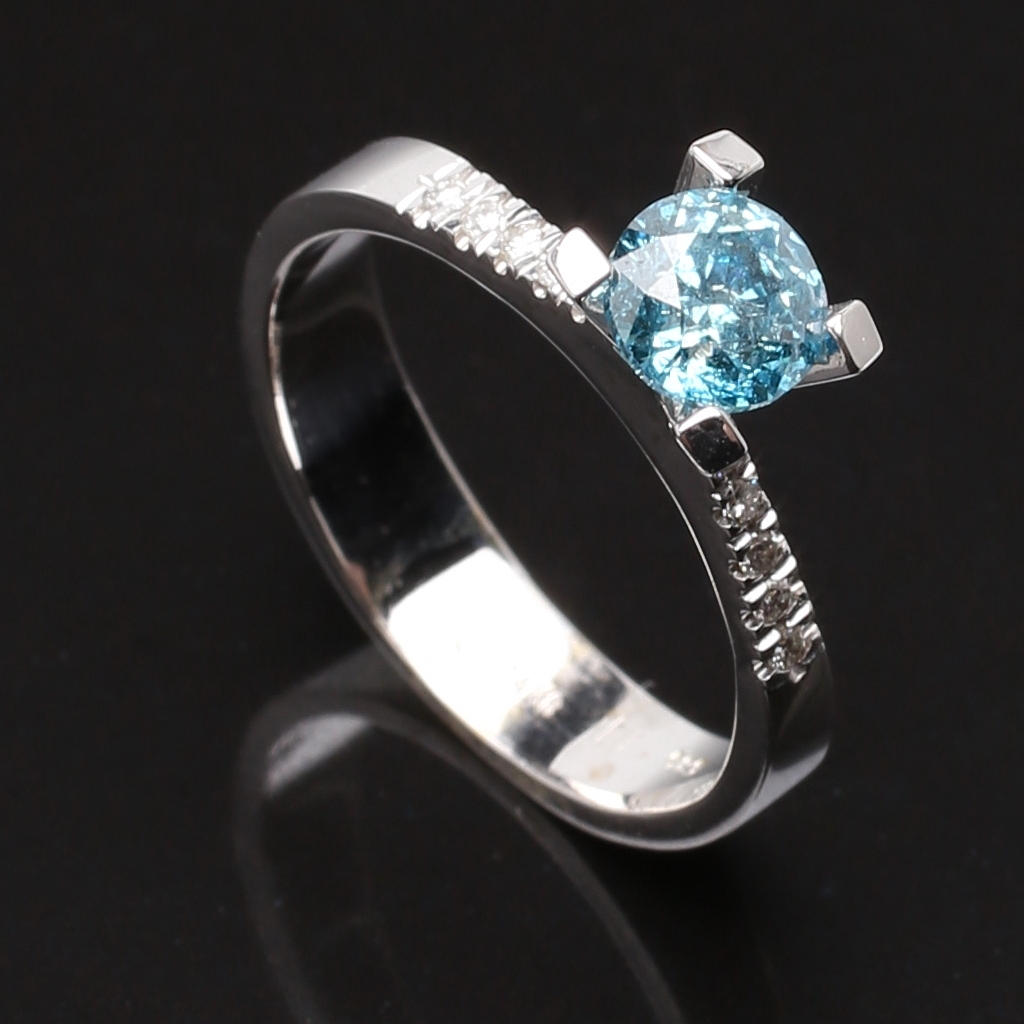 RING i 14 K guld med diamanter 0,08 ct och Fancy blue diamant 0,55 ct.